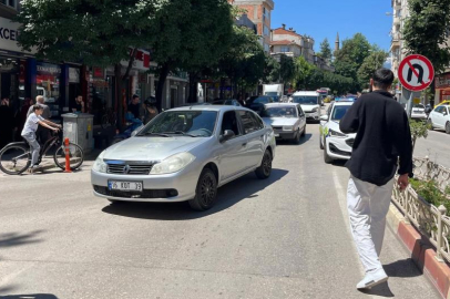 Otomobilin çarptığı abla-kardeş yaralandı
