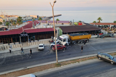 Mersin'de sürücüsünün kontrolünden çıkan kamyonun çarptığı 4 araç ve 1 motosiklette hasar oluştu
