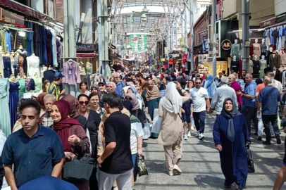 Bursa'da 30 yıllık gelenek...Tuzpazarı esnafı 5 bin kişiye aşure ikram etti