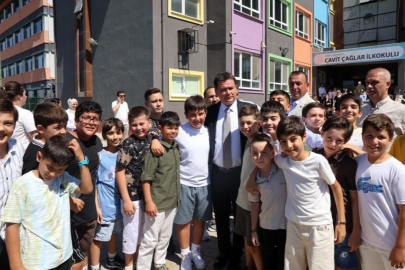 Başkan Erkan Aydın öğrencilere karnelerini verdi