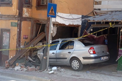 Bursa'da freni boşalan otomobil eve girdi