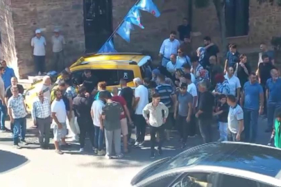 Genç avukat taksinin altında kaldı, çok sayıda kişi çıkarmak için seferber oldu