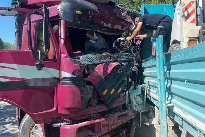 İki Kamyon Kafa Kafaya Çarpıştı: 1 Ölü, 2 Yaralı