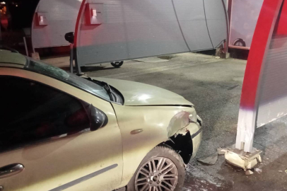 Otomobil Araç Yıkama Bölümüne Çarptı: 4 Yaralı