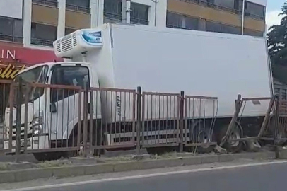 Markete giren sürücü el frenini çekmedi, kaza ucuz atlatıldı