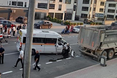 Kamyona arkadan çarpan servisin sürücüsü ağır yaralandı