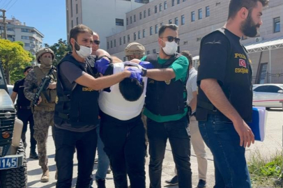 Neo-nazi sembolü olan hücum yeleği ile 5 kişiyi bıçaklayan saldırgan hayatını kaybetti