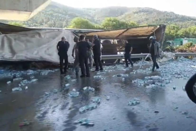 Su yüklü tır hızlı tren köprüsü ayağına çarptı : Sürücü hayatını kaybetti