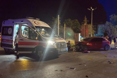 İki Otomobil Çarpıştı: 2 Yaralı