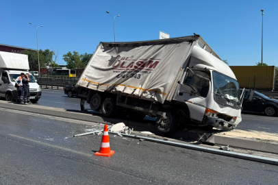 Kamyonetin freni tutmayınca aydınlatma direğine çarpıp refüje çıktı