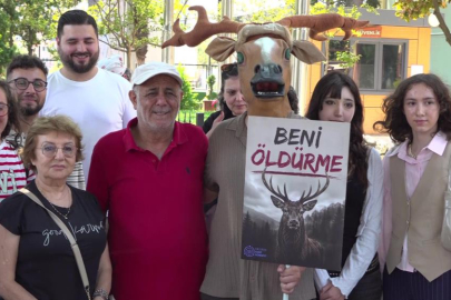 Bursa'da kızıl geyik av ihalesine geyik kostümlü protesto