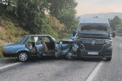 Minibüs ile otomobil çarpıştı 2 yaralı