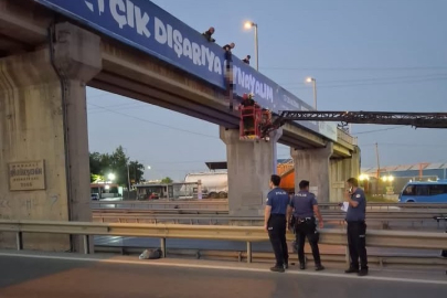 Yarı çıplak şahıs üst geçitte asılı bulundu