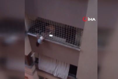 Balkon filesinde asılı kalan çocuğunu düşmesin diye dakikalarca tuttu