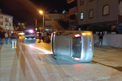 Park halindeki otomobile çarpıp yan yattı, sürücüsü olay yerinden kaçtı
