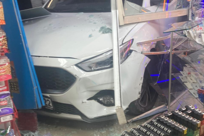 Kontrolden çıkan otomobil iş yerine girdi