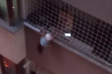 Çocuğunu dakikalarca korkuyla tutan anneye itfaiye erinin cevabı yürekleri ısıttı