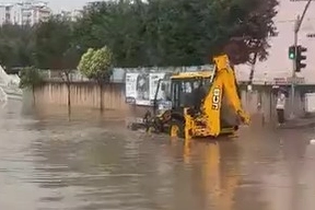 Yollar göle döndü, yağmur suları şelale gibi aktı