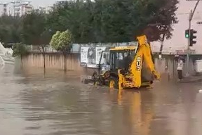 Yollar göle döndü, yağmur suları şelale gibi aktı
