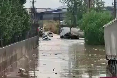 Kocaeli'yi sağanak vurdu: Araçlar mahsur kaldı