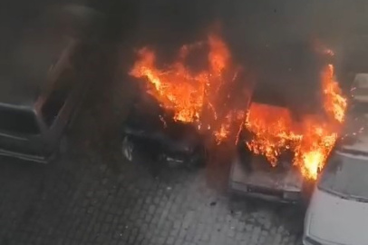 Park halindeki otomobiller alev topuna döndü