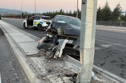 Otomobil Aydınlatma Direğine Çarparak Durabildi...
