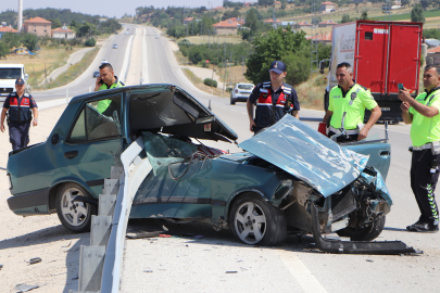 Bariyerlere ok gibi saplanan otomobil parçalanarak kullanılamaz hale geldi
