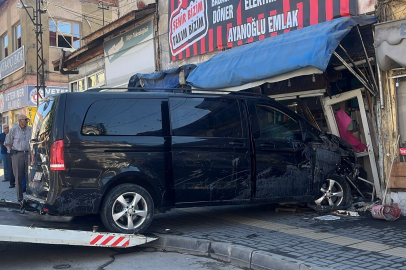 Minibüs önce park halindeki 5 araca çarptı, ardından yol kenarındaki iş yerine girdi