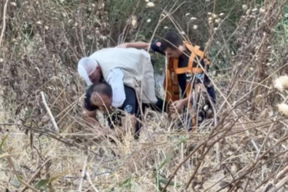 20 metrelik uçurumdan düştü, yaralıyı sırtında taşıyan itfaiyeci yürekleri ısıttı