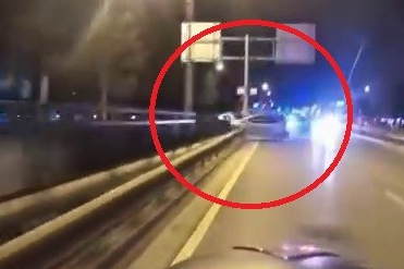 Bursa’da otomobil bariyerlere çarpıp böyle takla attı
