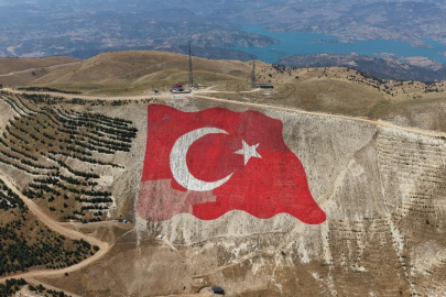 Dünyanın en büyük Türk bayrağı yeniden eski görkemine kavuştu