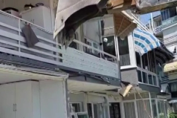 20 santimetrelik balkon çıkıntısı için kepçeli yıkıma ev sahipleri isyan etti