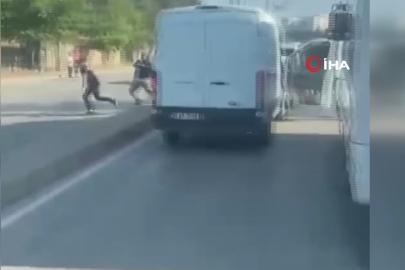 Cadde ortasında dehşet anları: Demir sopalarla darp ettiler