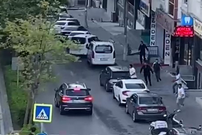 Esenyurt'ta iki grup sopa ve bıçaklarla birbirine saldırdı: O anlar kamerada