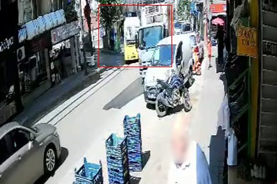 Halk otobüsü tali yoldan çıkan otomobille çarpıştı