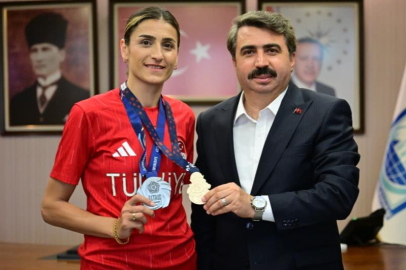 Milli tekvandocu Hatice Kübra İlgün, madalya sevincini yıldırım belediye başkanı oktay yılmaz'la paylaştı