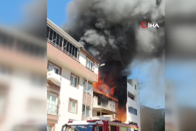 Bursa'da 3 katlı binanın ��atısı alevlere teslim oldu