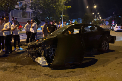 Otomobil aydınlatma direğine çarparak durabildi: 3 yaralı