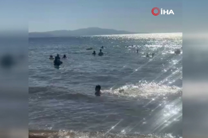Denizde dubaların dışına çıkan baba ve iki kızı ölüm tehlikesi atlattı