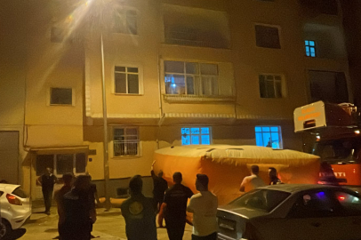 Balkona çıkan şahsı ekipler ikna ederek indirdi