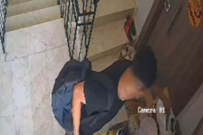 Girdiği apartmanda ayakkabıları tek tek inceledi, numaralarına baktı, beğendiklerini çaldı