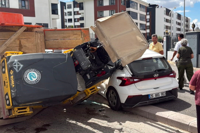 Hurdaya dönen araçtaki 2 kişi kazayı sıyrıklarla atlattı