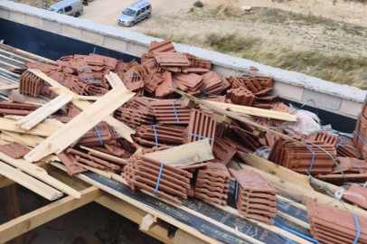 Kiremitlerin altında kalan 2 işçi yaralandı