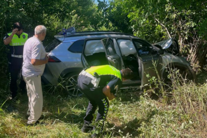 Lastiği patlayan cip şarampole uçtu: 3 yaralı