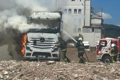 Park halindeki çekici alev alev yandı