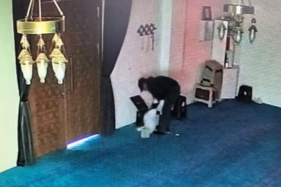 Camiye girdi, kaldırım taşıyla kırdığı yardım kutusundaki 100 bin lirayı çaldı