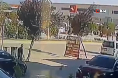 İnegöl'de motosiklet hafif ticari araca arkadan çarptı: O anlar kamerada