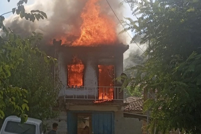 İki Katlı Ev Alevlere Teslim Oldu