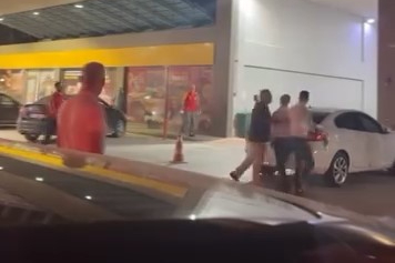 Akaryakıt istasyonunda sopalı kavga kamerada