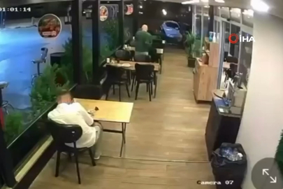 Motosiklet lokantada oturan müşteriye çarptı